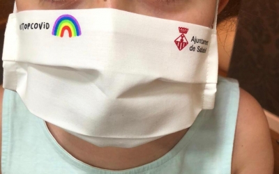 La mascareta porta el logo de l'Ajuntament, un arc de Sant Martí i un missatge contra la Covid-19